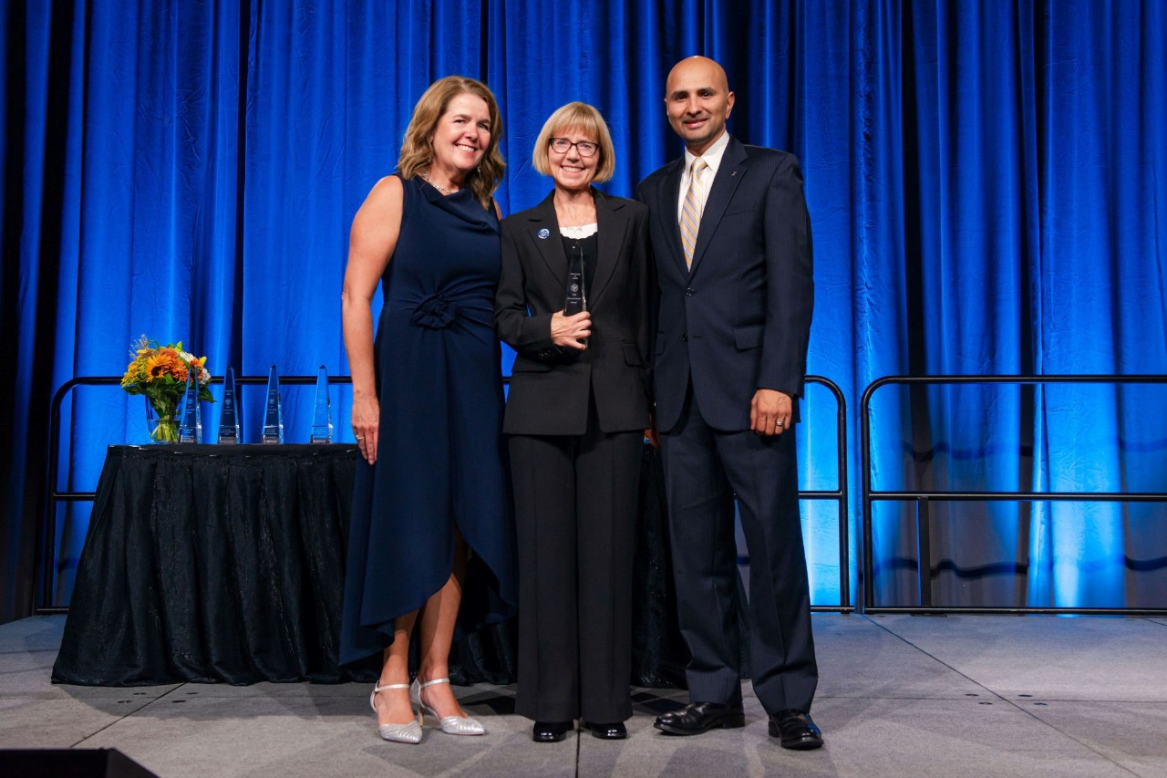 Fiona Brinkman receives award for scientific excellence from Life Sciences BC