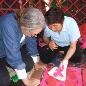 Asipa teaching Anne to make Sharduk (felt rug).