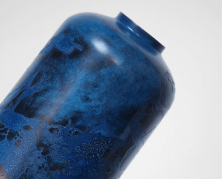 a closeup of the neck of a blue vase