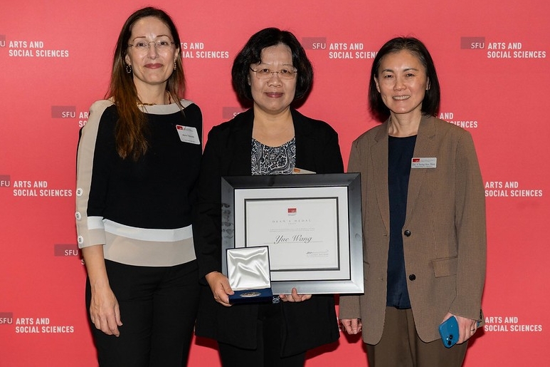 Dean's Medal Award winner Yue Wang (centre) with her linguistics colleagues Maite Taboada (left) and Chung-Hye Han (right).