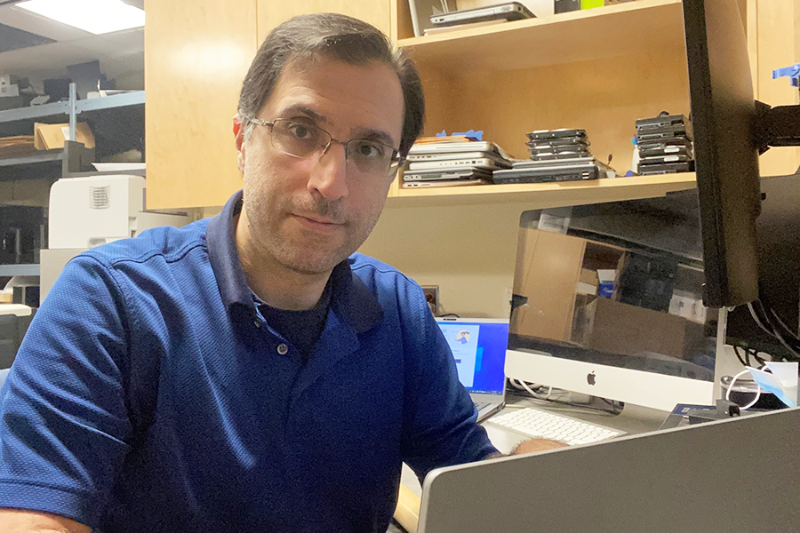 SFU desktop support analyst Mehdi Eftekhari has won a 2021 Staff Achievement Award.