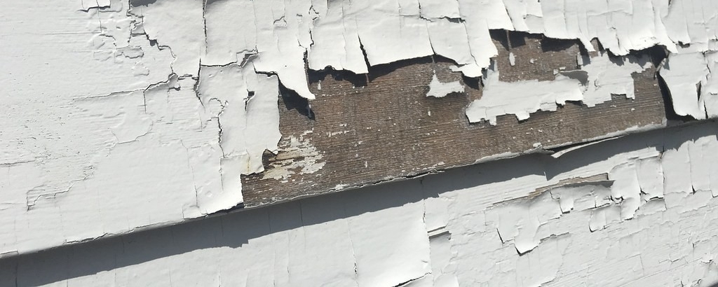 photo of wall with lead paint peeling
